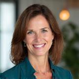 Retrato profesional de la Dra. Elena Ruiz, psicóloga clínica.