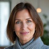 Retrato profesional de Sofía Martín, entrenadora de productividad.