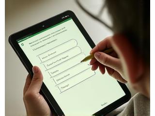 Persona completando cuestionario digital en tablet
